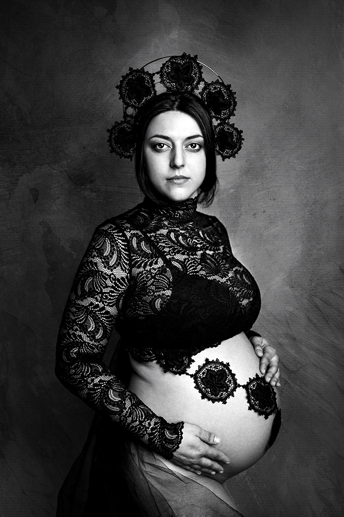 Foto Fine Art ritrattistica in bianco e nero di maternità di una donna incinta con un velo nero e una maglia di pizzo. Fotografia Fine Art ritrattistica in bianco e nero di maternità di una donna Trieste